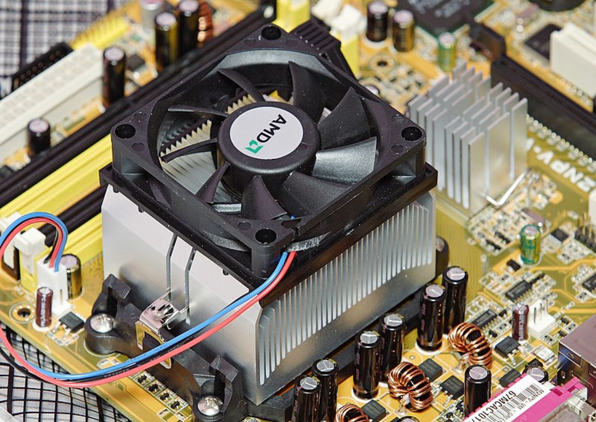 800px-AMD_heatsink_and_fan